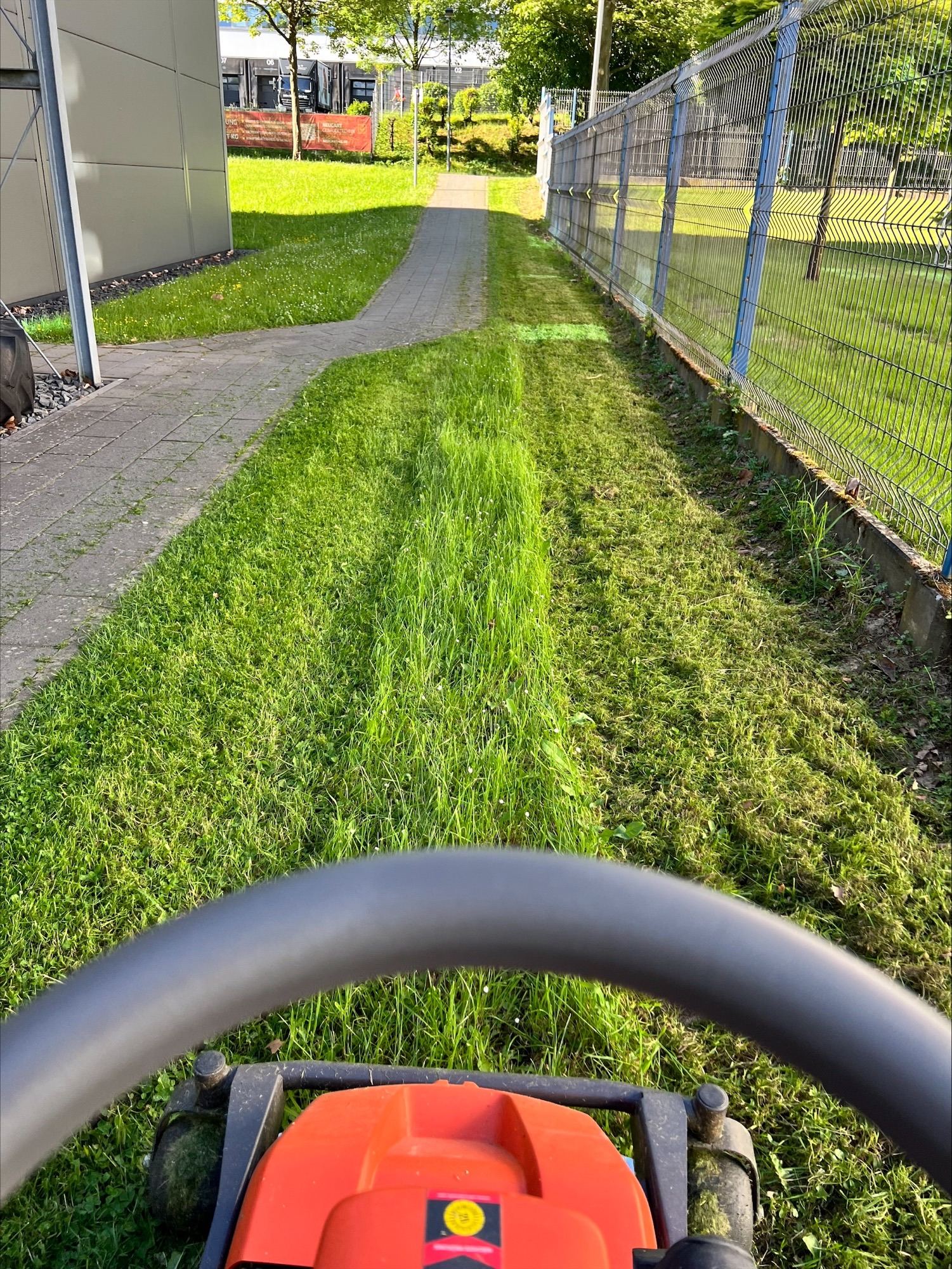 Mähservice im Gewerbegebiet